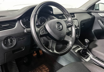 Подержанный автомобиль Skoda Octavia Liftback 2014 года (13 фото)
