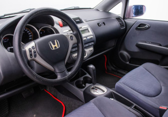 Подержанный автомобиль Honda Jazz 2008 года (9 фото)