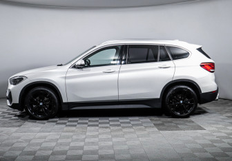 Подержанный автомобиль BMW X1 2021 года (8 фото)
