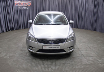 Подержанный автомобиль Kia Ceed Hatchback 2010 года (2 фото)