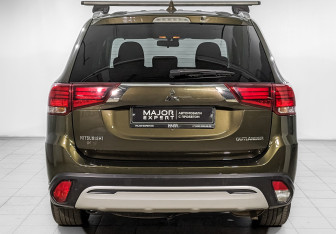 Подержанный автомобиль Mitsubishi Outlander 2020 года (6 фото)