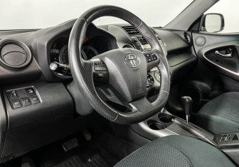 Подержанный автомобиль Toyota RAV4 2011 года (13 фото)
