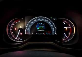 Подержанный автомобиль Toyota RAV4 2021 года (13 фото)