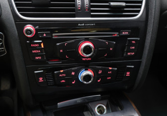 Подержанный автомобиль Audi A4 Sedan 2014 года (9 фото)