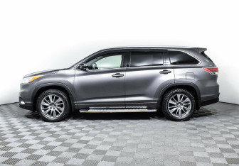 Подержанный автомобиль Toyota Highlander 2015 года (3 фото)
