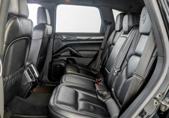 Подержанный автомобиль Porsche Cayenne 2017 года (12 фото)