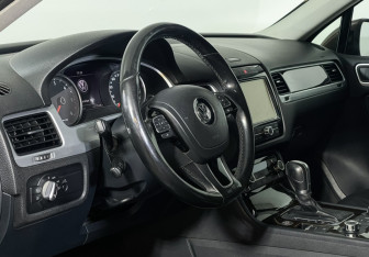 Подержанный автомобиль Volkswagen Touareg 2014 года (13 фото)