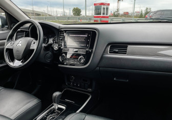 Подержанный автомобиль Mitsubishi Outlander 2020 года (9 фото)