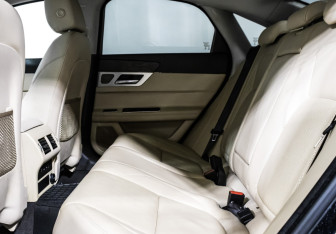 Подержанный автомобиль Jaguar XF Sedan 2017 года (12 фото)