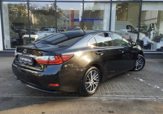 Подержанный автомобиль Lexus ES 2016 года (8 фото)