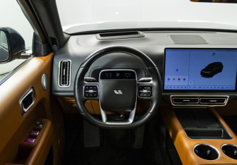 Подержанный автомобиль LiXiang L9 2023 года (15 фото)