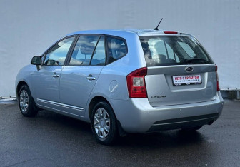 Подержанный автомобиль Kia Carens 2010 года (7 фото)