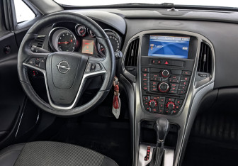 Подержанный автомобиль Opel Astra Hatchback 2012 года (28 фото)
