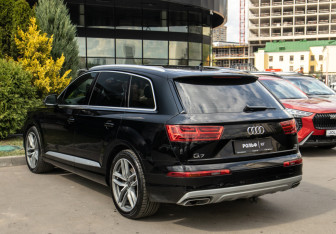 Подержанный автомобиль Audi Q7 2016 года (5 фото)