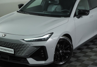 Подержанный автомобиль Changan UNI-V 2023 года (27 фото)