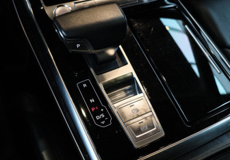 Подержанный автомобиль Audi Q8 2019 года (25 фото)