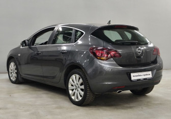 Подержанный автомобиль Opel Astra Hatchback 2011 года (7 фото)
