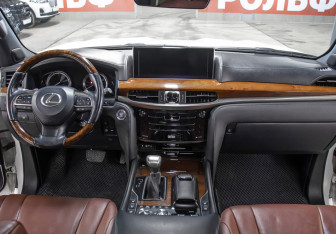 Подержанный автомобиль Lexus LX 2016 года (14 фото)