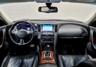 Подержанный автомобиль Infiniti QX70 2013 года (14 фото)