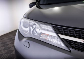 Подержанный автомобиль Toyota RAV4 2013 года (17 фото)