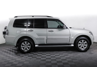 Подержанный автомобиль Mitsubishi Pajero 2021 года (4 фото)