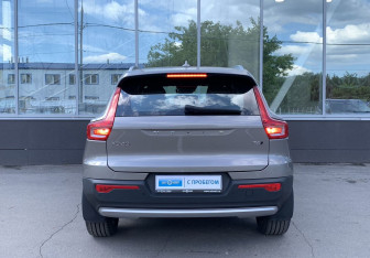 Подержанный автомобиль Volvo XC40 2021 года (6 фото)
