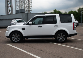 Подержанный автомобиль Land Rover Discovery 2015 года (8 фото)