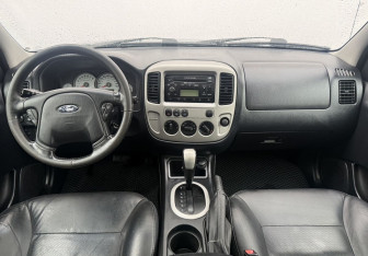 Подержанный автомобиль Ford Maverick 2005 года (13 фото)
