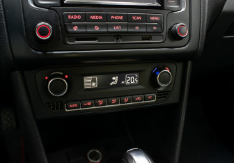 Подержанный автомобиль Volkswagen Polo Sedan 2013 года (18 фото)