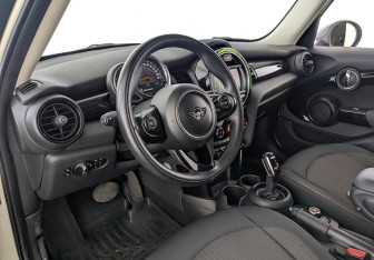 Подержанный автомобиль MINI Hatch 2019 года (18 фото)