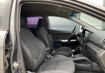 Подержанный автомобиль Kia Rio Hatchback 2013 года (22 фото)