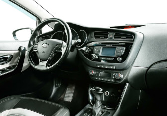 Подержанный автомобиль Kia Ceed Hatchback 2013 года (10 фото)