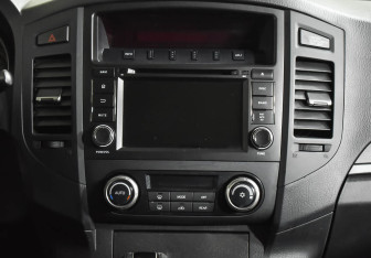 Подержанный автомобиль Mitsubishi Pajero 2014 года (12 фото)