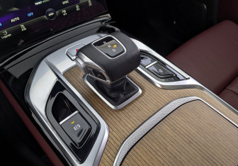 Подержанный автомобиль Hongqi E-HS9 2021 года (19 фото)