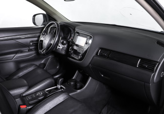 Подержанный автомобиль Mitsubishi Outlander 2015 года (11 фото)