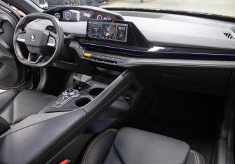 Подержанный автомобиль Changan UNI-V 2023 года (11 фото)