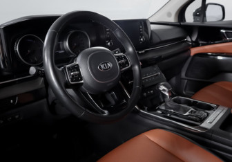 Подержанный автомобиль Kia Carnival 2021 года (14 фото)