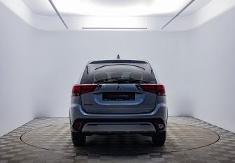 Подержанный автомобиль Mitsubishi Outlander 2019 года (6 фото)