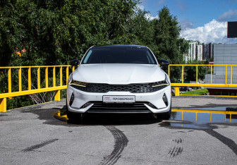Подержанный автомобиль Kia K5 2022 года (2 фото)