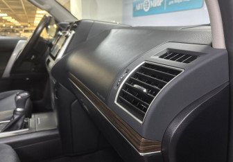 Подержанный автомобиль Toyota Land Cruiser Prado 2020 года (20 фото)