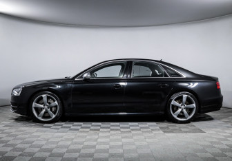Подержанный автомобиль Audi S8 2013 года (8 фото)