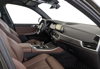 Подержанный автомобиль BMW X5 2021 года (11 фото)