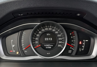 Подержанный автомобиль Volvo S60 2017 года (16 фото)