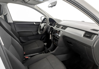 Подержанный автомобиль Skoda Rapid Liftback 2017 года (11 фото)