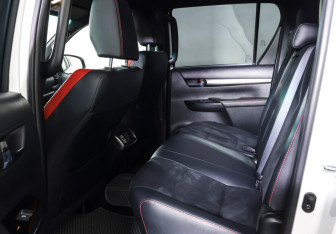 Подержанный автомобиль Toyota Hilux 2023 года (11 фото)