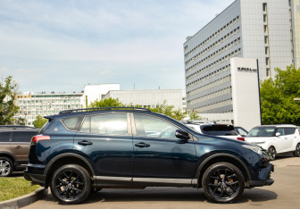 Подержанный автомобиль Toyota RAV4 2019 года (3 фото)