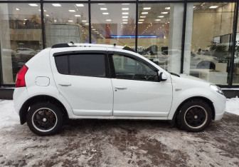 Подержанный автомобиль Renault Sandero 2011 года (4 фото)