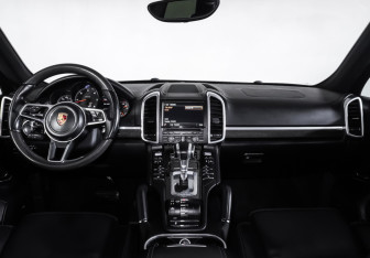 Подержанный автомобиль Porsche Cayenne 2016 года (12 фото)