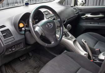 Подержанный автомобиль Toyota Auris Hatchback 2009 года (12 фото)