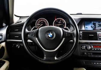 Подержанный автомобиль BMW X6 2013 года (20 фото)